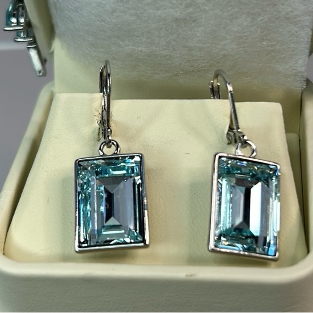Fashionable jewelry light blue center